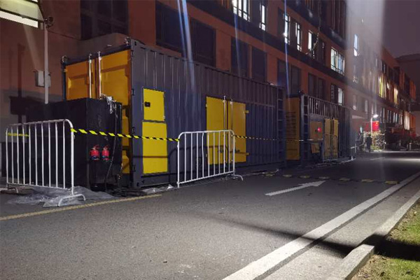 平江柴油发电机组的输出电压是如何调节的？