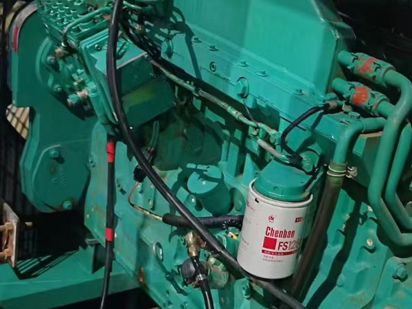 平江如何确定新的发电机组控制系统是否与原系统兼容？