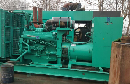 平江发电机组如何判断水冷式机油散热器内部是否需要清洗？